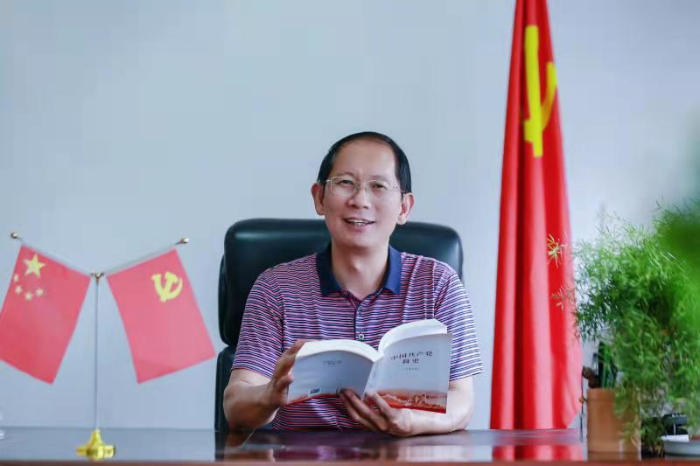 校長(zhǎng)：李國(guó)俊