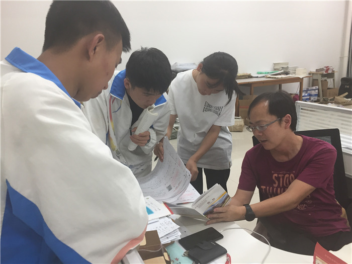 晚自習(xí)輔導(dǎo) 晚自習(xí)輔導(dǎo)