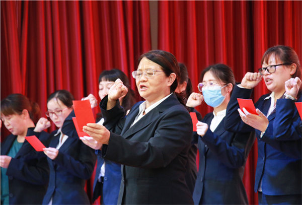 斗志昂揚(yáng)的教師