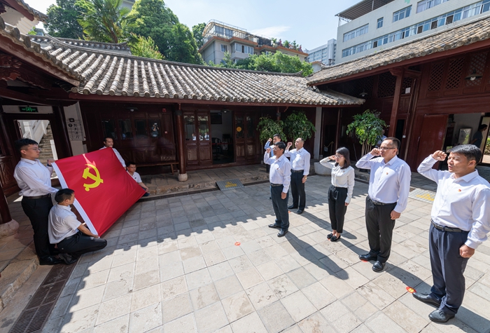 5月10日，區(qū)委書記和麗川率領區(qū)委常委班子成員到朱德舊居紀念館開展現(xiàn)場教學、前往金馬街道辦事處調研老舊小區(qū)改造情。王正鵬攝