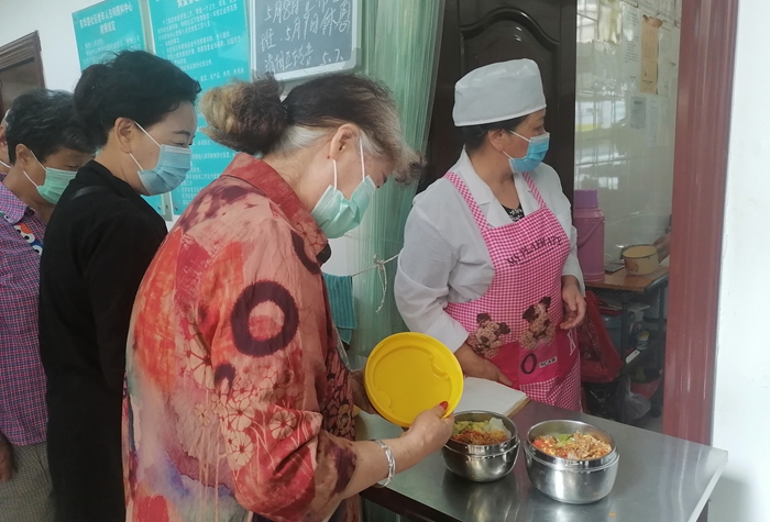 金馬街道東華路社區(qū)“三塊三”食堂受熱捧  鄔艷芳攝