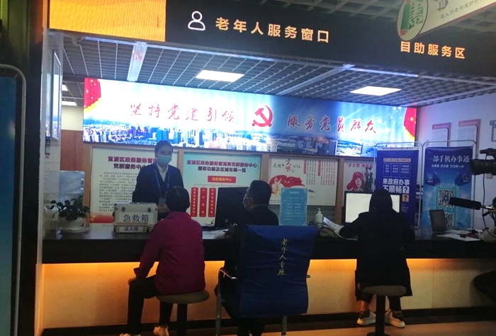官渡區(qū)政務服務大廳老年人服務窗口切實為民解憂  鄔艷芳攝