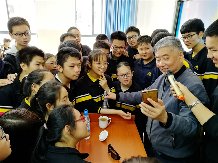 清華大學(xué)教授、博士生導(dǎo)師、深圳清華大學(xué)研究院創(chuàng)始院長(zhǎng)、中國(guó)石墨烯產(chǎn)業(yè)奠基人馮冠平與學(xué)生面對(duì)面