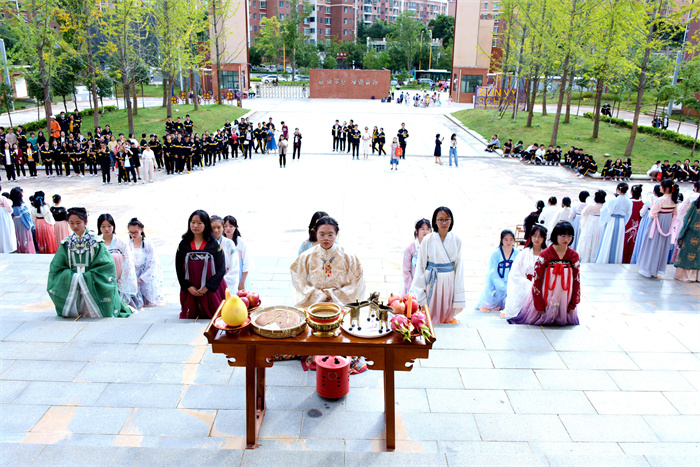 莊嚴(yán)神圣拜月禮