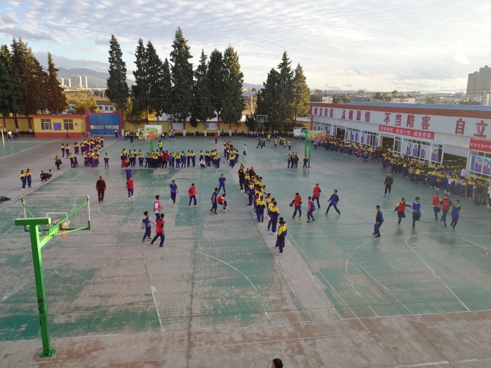 學(xué)生籃球賽。每日一活動，每周一賽，每月一歌，每學(xué)期一藝術(shù)節(jié)，是我校長期堅(jiān)持的“四個一活動”，打造書聲、歌聲、笑聲的“三聲“校園