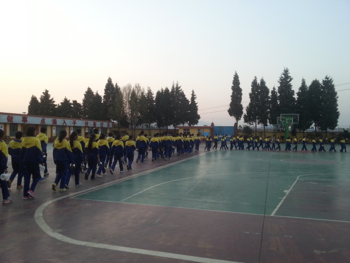 錯時有序排隊(duì)就餐。1000多人同時就餐，沒有任何人講話，充分體現(xiàn)學(xué)生的良好素養(yǎng)。