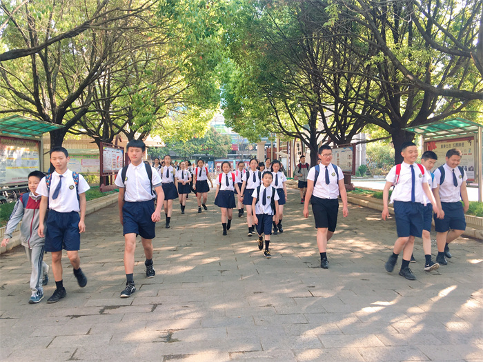 走進(jìn)校園 走進(jìn)校園