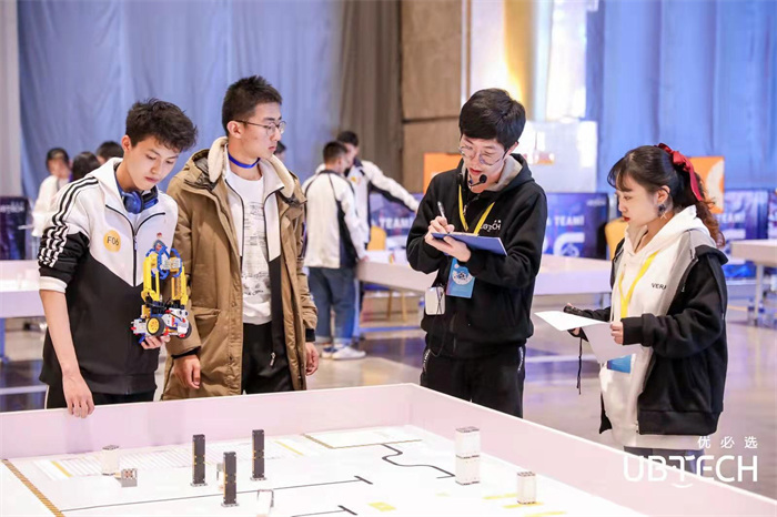 機(jī)器人比賽現(xiàn)場(chǎng) 機(jī)器人比賽現(xiàn)場(chǎng)