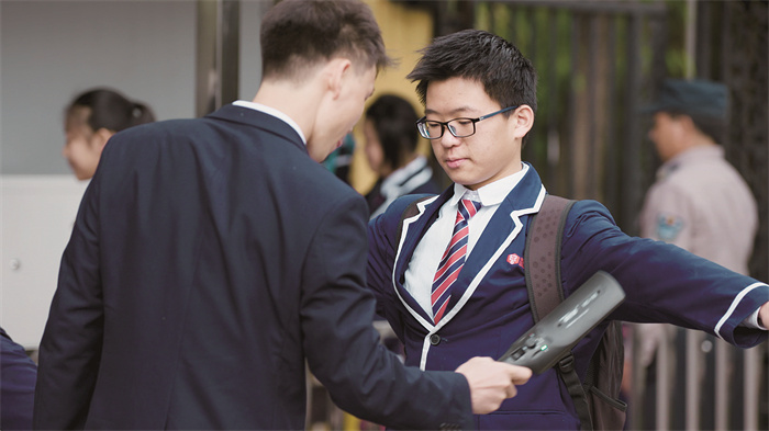 學(xué)生入校安檢 學(xué)生入校安檢