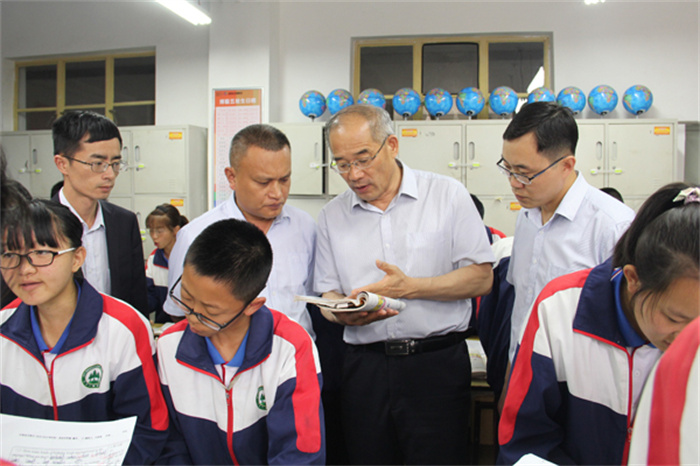 校長與孩子在一起 校長與孩子在一起