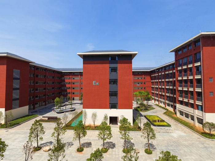 2 明朗開闊的教學(xué)樓