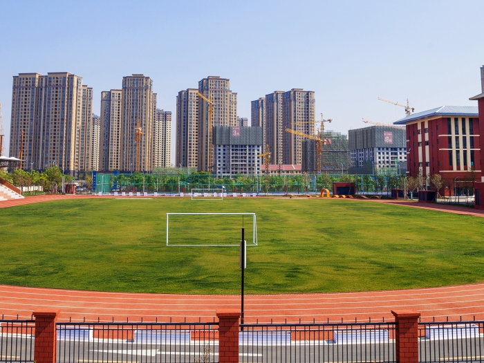 5 綠草如茵的標(biāo)準(zhǔn)化田徑運(yùn)動場