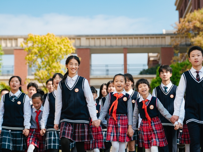 小初高學(xué)生漫步詩(shī)意校園 小初高學(xué)生漫步詩(shī)意校園