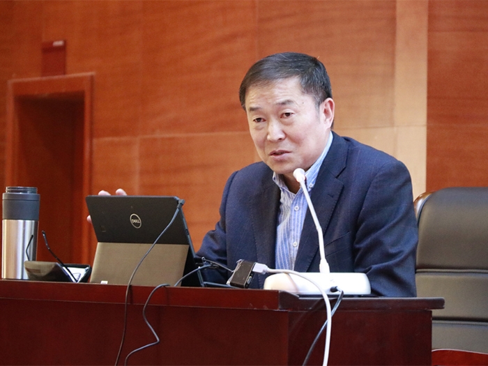 何明校長 何明校長