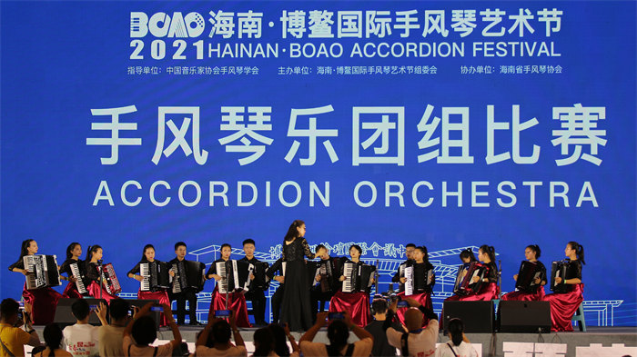 學(xué)校手風(fēng)琴樂團(tuán)參加比賽