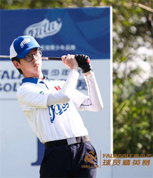 我校高爾夫運(yùn)動(dòng)員祁一恒同學(xué)