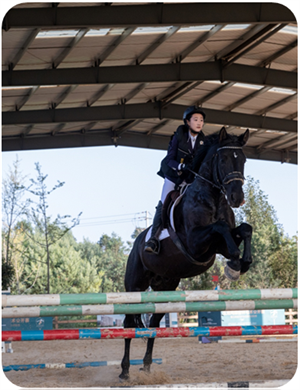 我校馬術(shù)運(yùn)動(dòng)員張羨茹同學(xué)