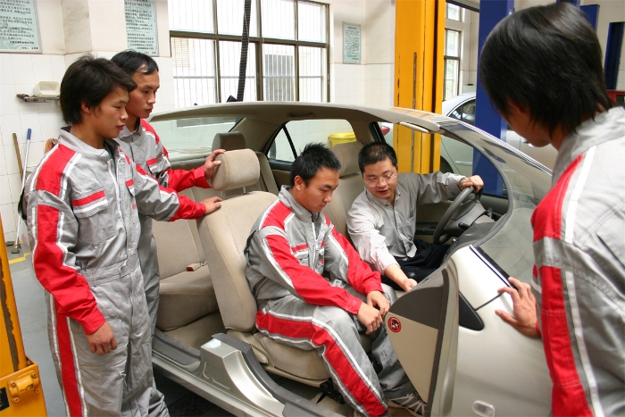 學(xué)院堅(jiān)持“校企合作”的辦學(xué)理念，將企業(yè)需求引入教學(xué)，圖為豐田班學(xué)生認(rèn)真聽(tīng)教師講解（2）