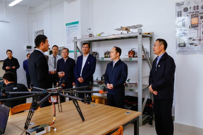 張治禮副省長參觀我校植保無人機專業(yè)