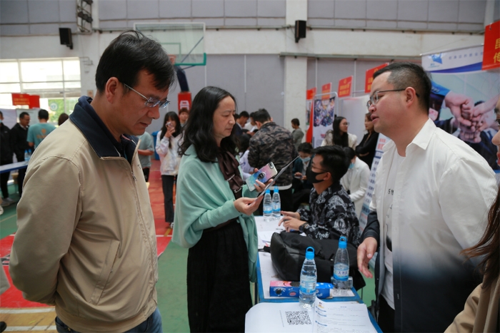 就業(yè)雙選會(huì)——領(lǐng)導(dǎo)視察
