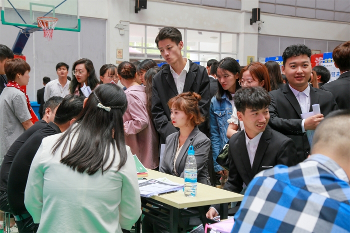 就業(yè)雙選會(huì)——招聘一角2