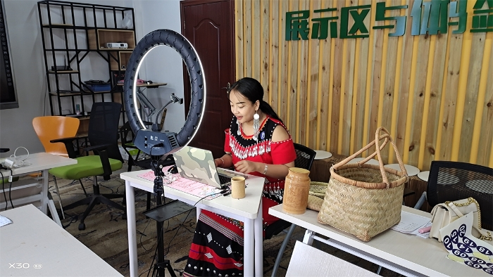 學(xué)生參加線上創(chuàng)新創(chuàng)業(yè)比賽