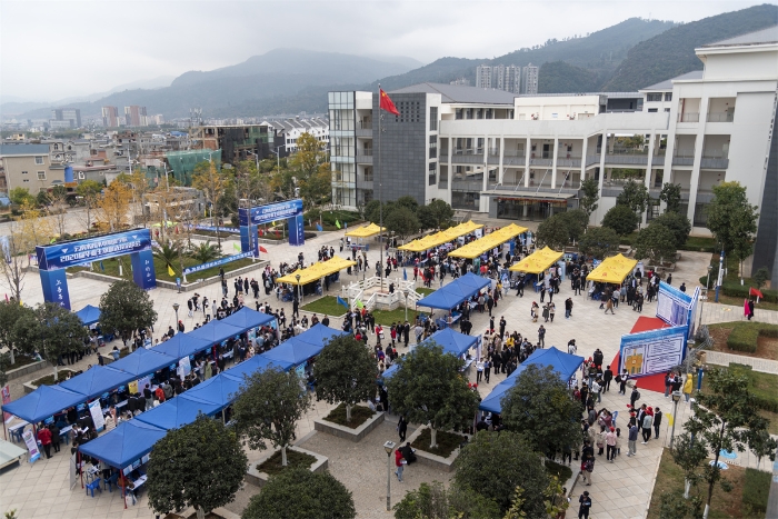 熱鬧的雙選會現(xiàn)場