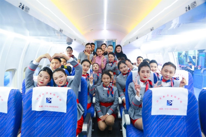 空中乘務(wù)專業(yè)學(xué)生在實習(xí)模擬倉內(nèi)合影