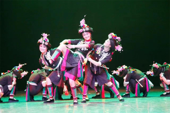 阿昌族女子群舞—《漫色戶撒》劇照