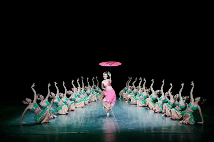 傣族女子群舞—《勐尤芬芭美》劇照