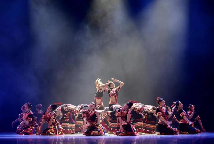 女子群舞—《拉祜》