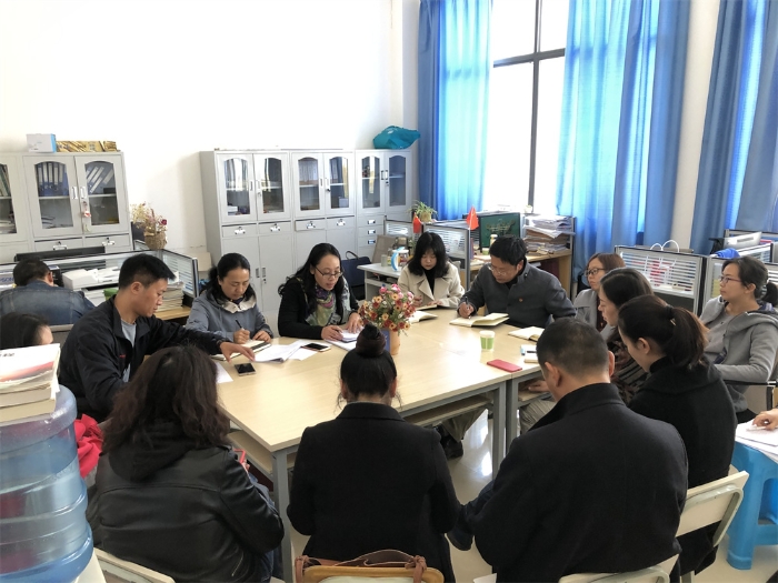 教育學(xué)院教師在進(jìn)行教學(xué)研討