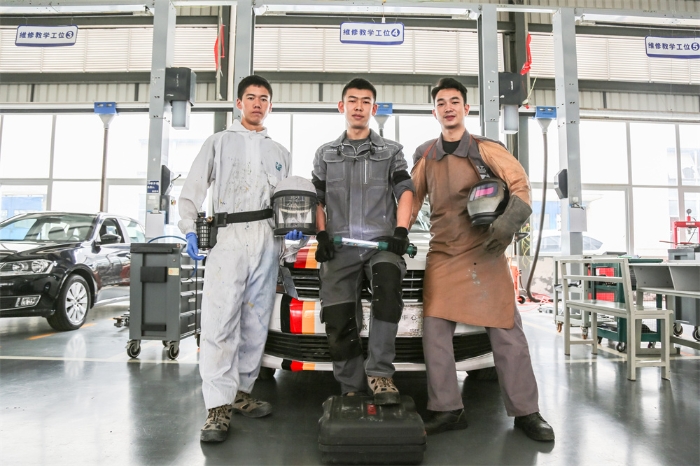 20180711-第45屆世界技能大賽全國選拔賽上海賽區(qū)，李中政（左）、雷家橙（右）、張宇（中）分別以汽車噴漆項(xiàng)目、車身修理項(xiàng)目、汽車技術(shù)項(xiàng)目摘得全國第二、第三和第八的好成績，入圍國家集訓(xùn)隊(duì)01