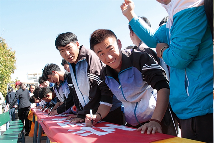 學(xué)生參加學(xué)雷鋒 學(xué)生參加學(xué)雷鋒