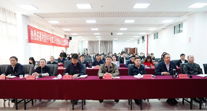 官渡區(qū)委、區(qū)人大、區(qū)人民政府、區(qū)政協(xié)四套領(lǐng)導(dǎo)班子以及區(qū)屬相關(guān)部門負(fù)責(zé)人就在會議室集中，通過網(wǎng)絡(luò)直播，認(rèn)真收聽收看黨的二十大開幕盛況。