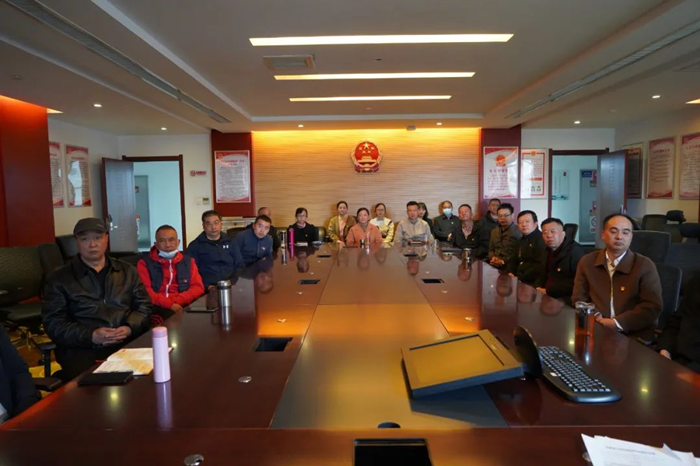 官渡區(qū)人大機(jī)關(guān)全體黨員干部職工早早來到會議室，懷著喜悅的心情，集中收看黨的二十大開幕直播盛況。