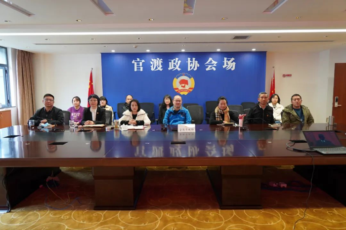 官渡區(qū)政協(xié)機(jī)關(guān)全體干部集中收看中國共產(chǎn)黨第二十次全國代表大會開幕會直播，聆聽了習(xí)近平代表第十九屆中央委員會所作的報(bào)告。