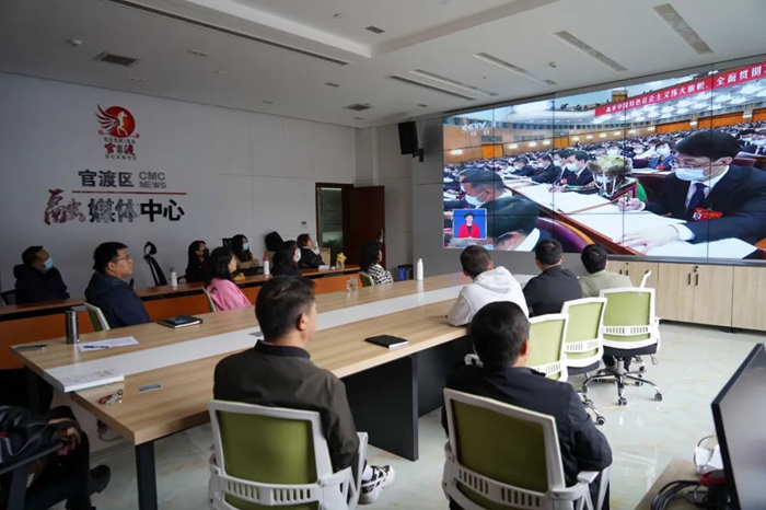 官渡區(qū)委宣傳部組織區(qū)融媒體中心、區(qū)文聯(lián)、區(qū)文明實(shí)踐辦全體黨員干部職工集中收看開幕會。