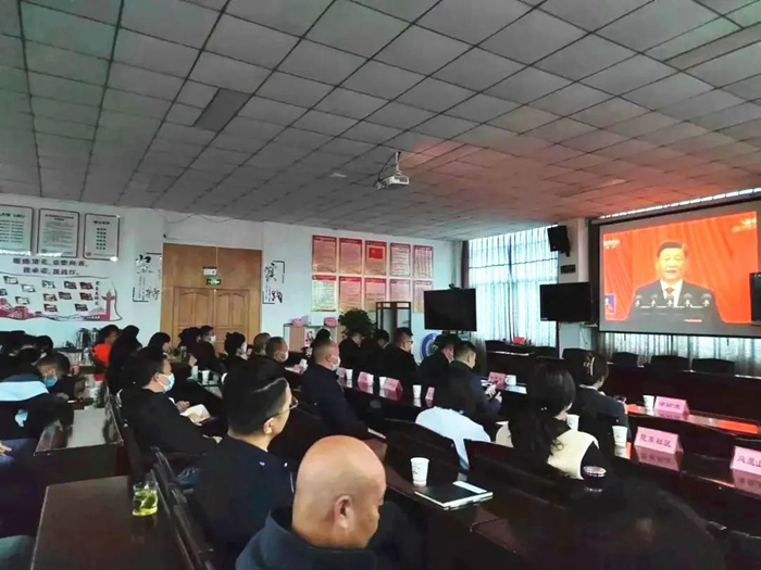 官渡區(qū)金馬街道的黨員干部，在機(jī)關(guān)會議室、辦公室，在服務(wù)保障的崗位上，通過電視、網(wǎng)絡(luò)、手機(jī)觀看了二十大開幕盛況