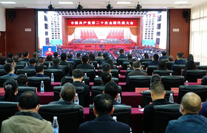 官渡區(qū)委、區(qū)人大、區(qū)人民政府、區(qū)政協(xié)四套領(lǐng)導(dǎo)班子以及區(qū)屬相關(guān)部門負(fù)責(zé)人就在會議室集中，通過網(wǎng)絡(luò)直播，認(rèn)真收聽收看黨的二十大開幕盛況。 (2)