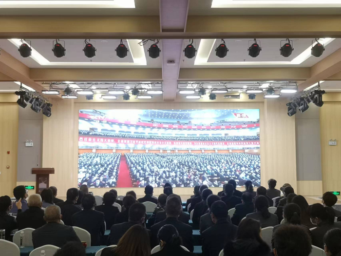 官渡區(qū)盤龍社區(qū)組織三委、各部門工作人員，各居民小組班子成員、社區(qū)黨員代表、大黨委成員單位黨員共計(jì)80多人在中國(云南)自貿(mào)試驗(yàn)區(qū)法律服務(wù)園區(qū)光華大廳集中收看大會實(shí)況直播。