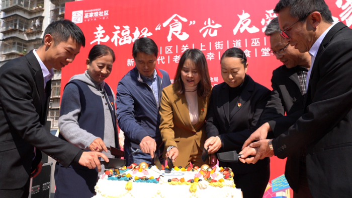 大家一起切蛋糕慶祝 大家一起切蛋糕慶祝