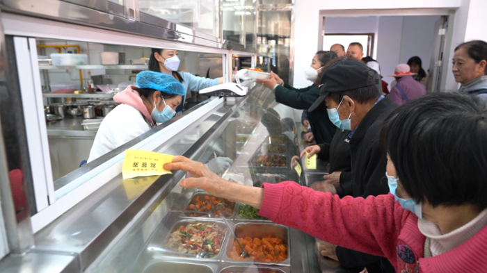 居民們等待用餐 居民們等待用餐