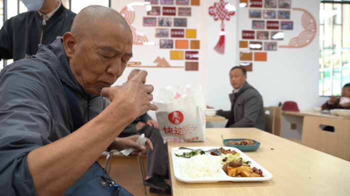 居民正在吃飯 居民正在吃飯