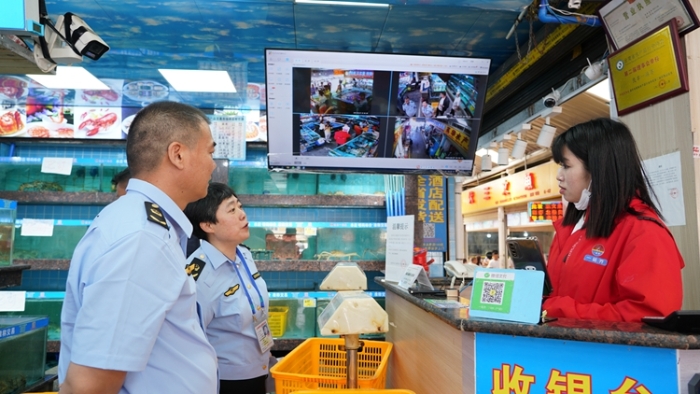 工作人員檢查關(guān)上蔬菜水產(chǎn)品交易市場