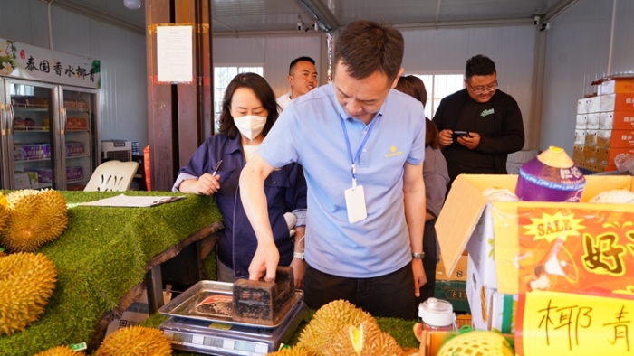 金馬正昌水果批發(fā)市場內(nèi)工作人員對計量器具進行測試2