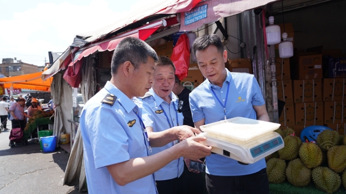 執(zhí)法人員檢查金馬正昌水果批發(fā)市場商戶計量器具
