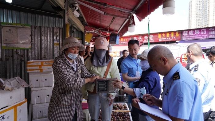 執(zhí)法人員檢查金馬正昌水果批發(fā)市場商戶計量器具2