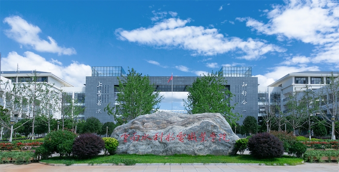 學(xué)校正大門