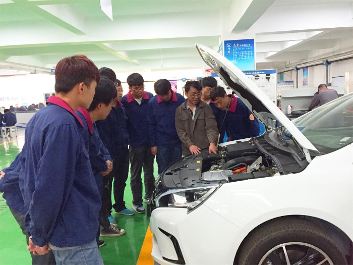 比亞迪“秦”混合動力汽車教學現(xiàn)場